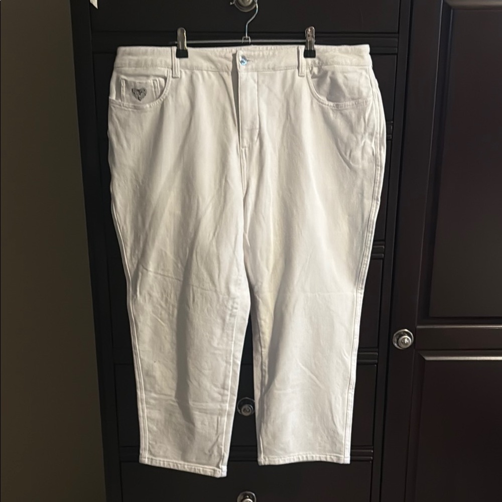 Dream Jeanne’s by Quacker Factory White Cropped Jeans